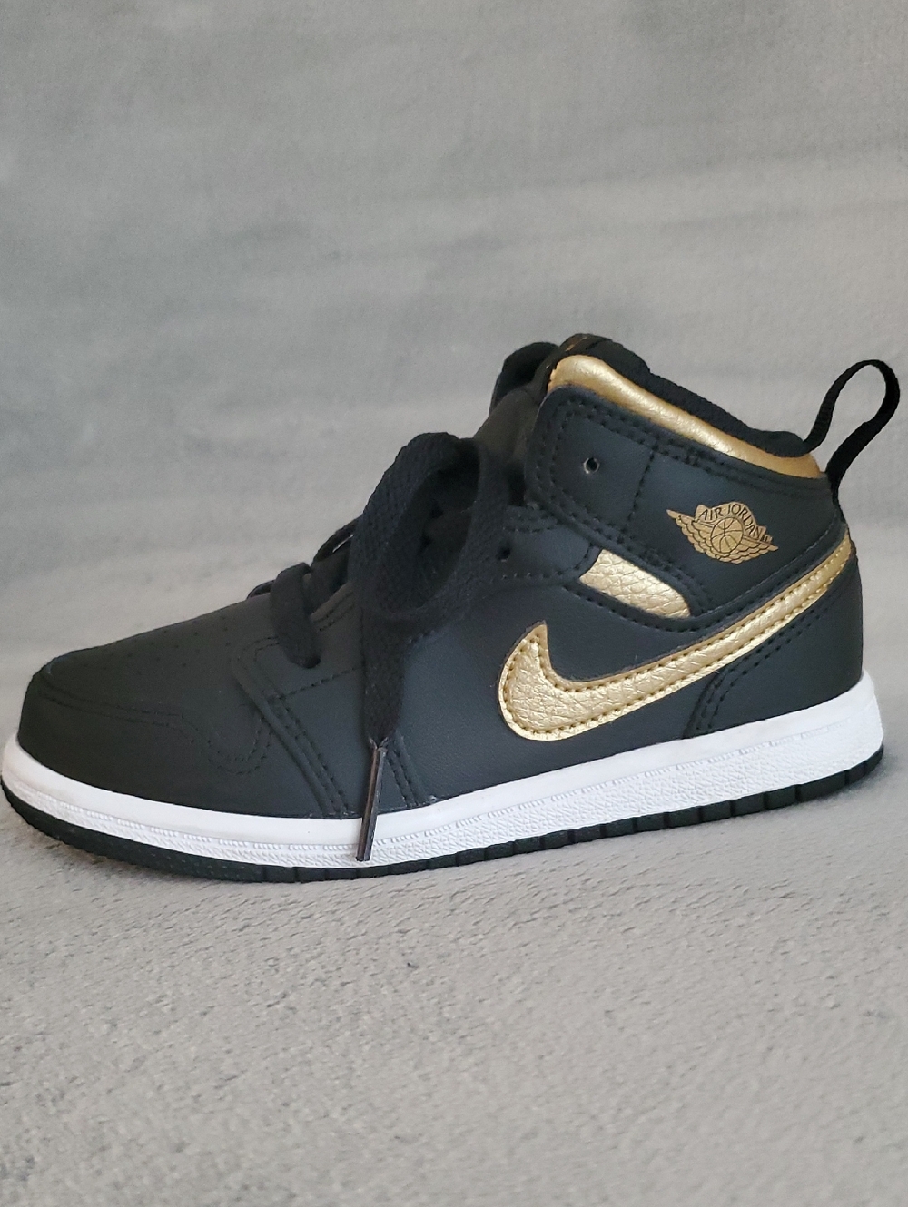 🆕️ NIKE Air Jordan 1 Black and Metallic Gold Mid Sneakers BOYS SIZE: 9C